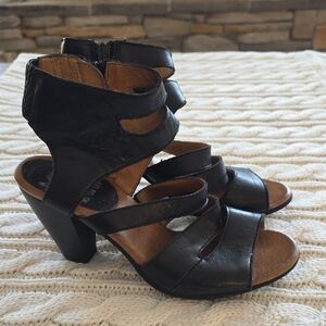 Gorgeous MIZ MOOZ black leather strappy heels 6.5  37